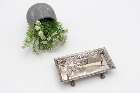 Bandeja com gradinha e tesoura de morrões em prata e flores em alto relevo